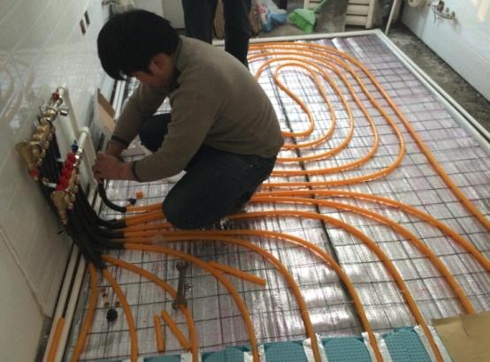 地暖使用更舒服，为啥地暖不像空调那样普及？行家说出“大实话”